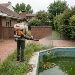 Fumigación de mosquitos en vivienda con jardín y pileta en CABA realizada por técnico certificado de Fumilab